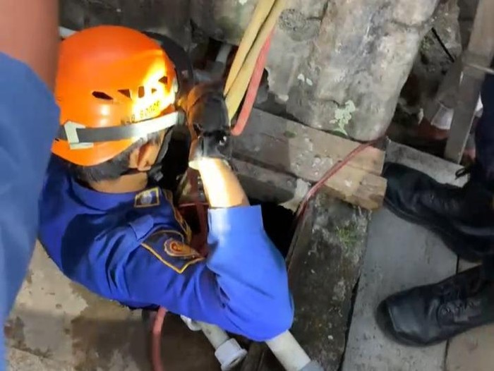 Damkar Bogor evakuasi warga terjebak di sumur (dok.istimewa)
