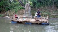 Warga pun harus menggunakan perahu tambang tersebut menyebrang ke desa lain. Sebab tidak ada alternatif lain untuk melintasi sungai itu.