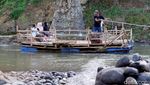 Warga di Probolinggo Gunakan Perahu Tambang Dampak Jembatan Putus