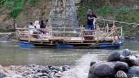 Sejak jembatan penghubung Desa Brabe dengan Desa Condong, Kecamatan Gading, Kabupaten Probolinggo putus beberapa bulan lalu.