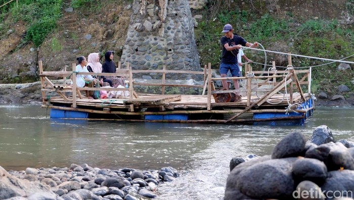 Dampak jembatan putus warga di probolinggo gunakan perahu gethek Dampak jembatan putus warga di probolinggo gunakan perahu gethek