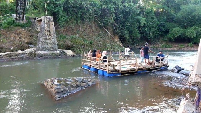 Dampak jembatan putus warga di probolinggo gunakan perahu gethek