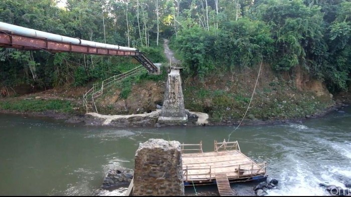 Dampak jembatan putus warga di probolinggo gunakan perahu gethek