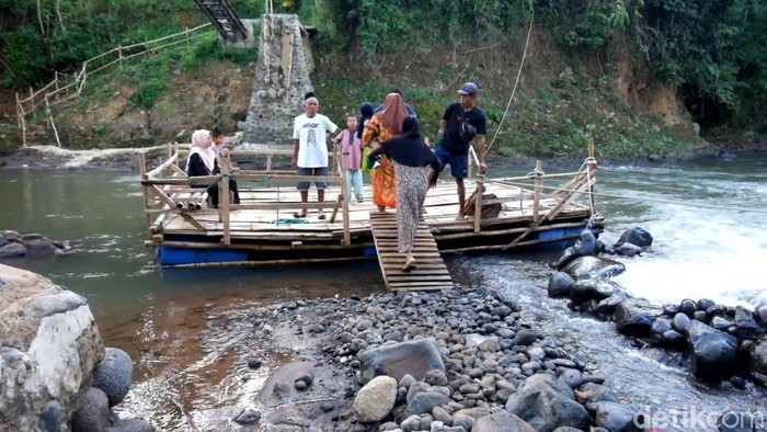 Dampak jembatan putus warga di probolinggo gunakan perahu gethek