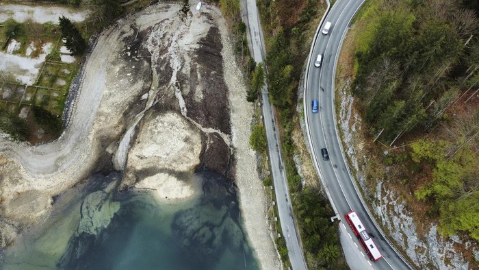 Danau Terindah di Jerman Surut Imbas Kekeringan Parah The mountains are reflected in the water of lake 'Walchensee' during low water near Garmisch-Partenkirchen, Germany, Tuesday, April 22, 2025. (AP Photo/Matthias Schrader)