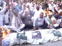 Video Demonstran India Bakar Bendera Pakistan Buntut Serangan Bersenjata di Kashmir