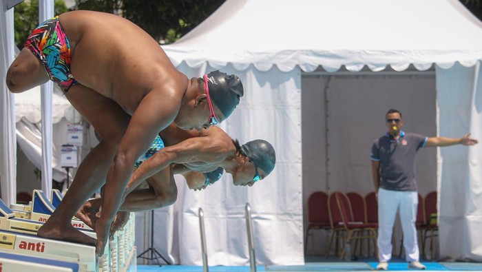Peserta memacu kecepatannya saat tampil dalam kejuaraan renang disabilitas di Kolam Renang Bulungan, Jakarta, Kamis (24/4/2025). Dispora DKI Jakarta menggelar kejuaraan para-renang yang diikuti oleh 130 atlet tuna daksa dan netra sebagai ajang untuk mengukur kemampuan para atlet disabilitas menuju kejuaraan nasional dan internasional. ANTARA FOTO/Jasmine Nadhya Thanaya/Spt.