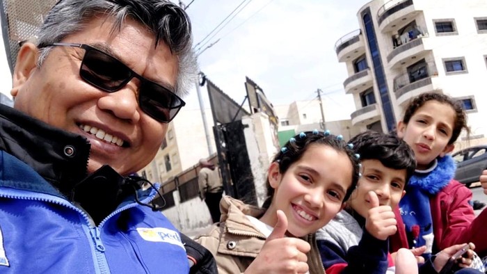 dr Asep saat menjadi relawan di kamp pengungsian warga Palestina.