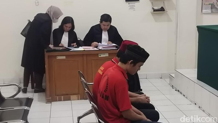 Dua kakak beradik tertunduk lesu usai JPU tetap menuntut 14 tahun penjara