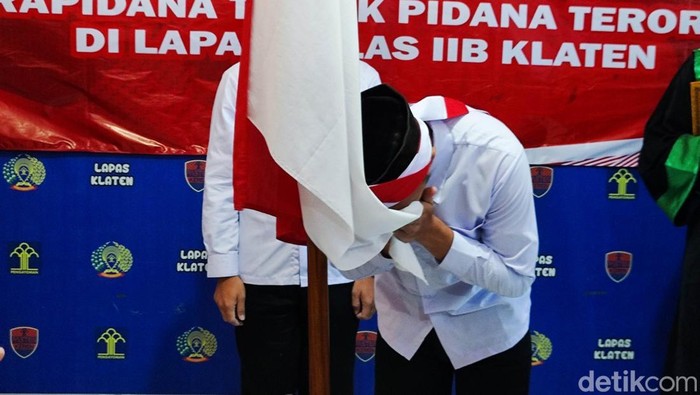 Dua napiter Lapas Kelas II B Klaten saat bersumpah setia kepada NKRI.