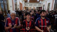 Para penggemar San Lorenzo de Almagro gelar misa untuk menghormati Paus Fransiskus, 23 April 2025.
