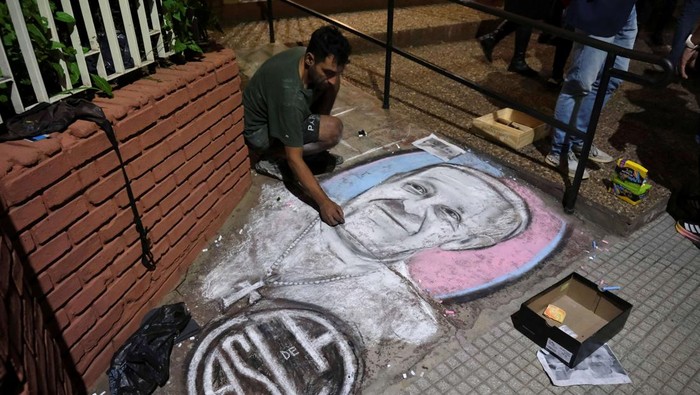 Duka Klub Sepakbola Kampung Halaman Paus Fransiskus An artist draws a portrait of Pope Francis on the ground outside the venue where fans of San Lorenzo de Almagro, Pope Francis' hometown soccer team, participate in Mass as homage to him following his death, in Buenos Aires, Argentina, April 23, 2025. REUTERS/Alessia Maccioni