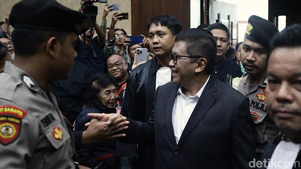 Mantan anggota Bawaslu Agustiani Tio Fridelina (kanan) dan pengacara Donny Tri Istiqomah memberikan keterangan sebagai saksi untuk terdakwa Sekjen PDIP Hasto Kristiyanto di Pengadilan Tipikor, Jakarta, Kamis (24/4/2025).
