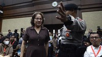 Saksi yang dihadirkan dalam persidangan tersebut adalah mantan Komisioner Bawaslu Agustiani Tio Fridelina dan advokat Donny Tri Istiqomah.  