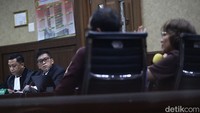 Kuasa hukum Hasto menilai bahwa kasus ini merupakan bentuk kriminalisasi politik hukum yang bertujuan membungkam Sekjen PDI Perjuangan dengan dalih korupsi. Mereka mempertanyakan alasan kasus ini masih terus disidangkan meskipun fakta persidangan sebelumnya menunjukkan bahwa uang operasional atau yang disebut uang suap ke Wahyu Setiawan berasal dari Harun Masiku, bukan dari Hasto Kristiyanto.  