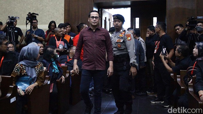 Mantan anggota Bawaslu Agustiani Tio Fridelina (kanan) dan pengacara Donny Tri Istiqomah memberikan keterangan sebagai saksi untuk terdakwa Sekjen PDIP Hasto Kristiyanto di Pengadilan Tipikor, Jakarta, Kamis (24/4/2025).
