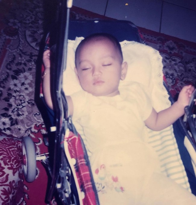 Melalui akun Instagram pribadinya Erika beberapa kali terihat membagikan foto-foto masa kecilnya. Erika diketahui lahir pada 10 Agustus 1993 di Cilacap, Jawa Tengah. Foto: Instagram/@eri.carl