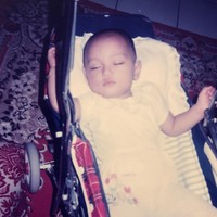 Melalui akun Instagram pribadinya Erika beberapa kali terihat membagikan foto-foto masa kecilnya. Erika diketahui lahir pada 10 Agustus 1993 di Cilacap, Jawa Tengah. Foto: Instagram/@eri.carl