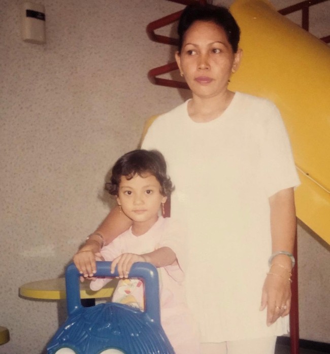 Saat kecil Erika terlihat memiliki rambut pendek yang ikal. Dari foto-foto masa kecilnya yang dibagikan Erika memang sudah berparas ayu. Foto: Instagram/@eri.carl