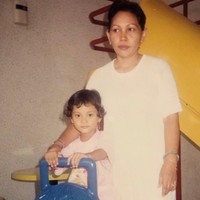 Saat kecil Erika terlihat memiliki rambut pendek yang ikal. Dari foto-foto masa kecilnya yang dibagikan Erika memang sudah berparas ayu. Foto: Instagram/@eri.carl