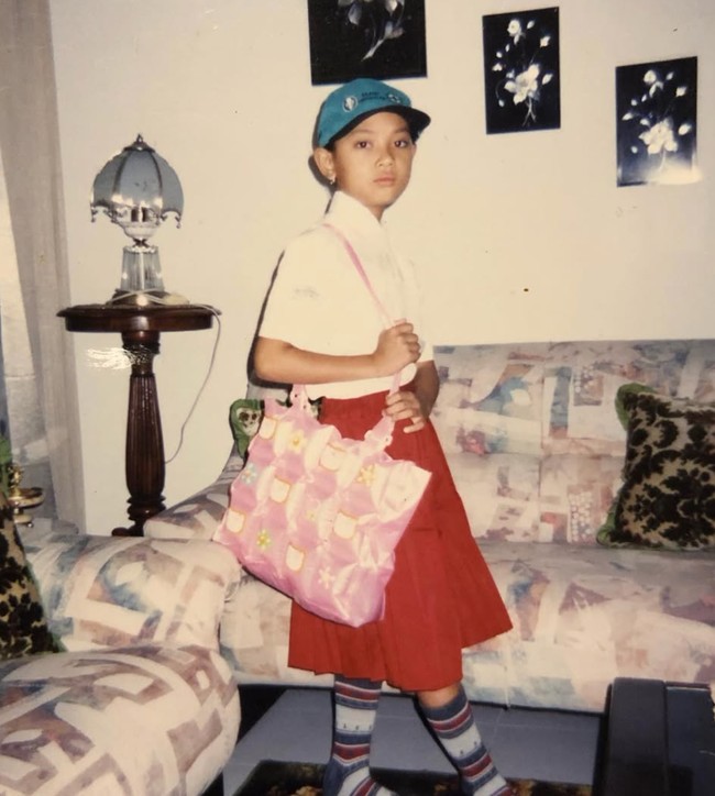 Erika kecil juga sudah jago berpose di depan kamera. Mengenakan seragam SD putih-merah, tubuh langsing dan semampai Erika sudah terlihat sejak kecil. Foto: Instagram/@eri.carl