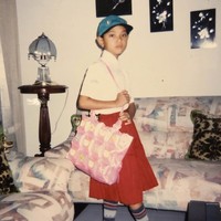 Erika kecil juga sudah jago berpose di depan kamera. Mengenakan seragam SD putih-merah, tubuh langsing dan semampai Erika sudah terlihat sejak kecil. Foto: Instagram/@eri.carl