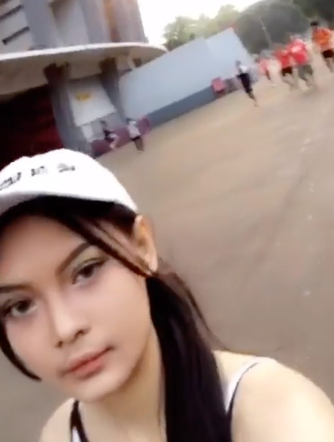 Pada Januari 2020 lalu, Erika sempat membagikan video penampilannya sebelum menjalani operasi plastik. Di keterangan unggahan ia menulis, Erika asli…. #JanganBullyAku. Foto: Instagram/@eri.carl