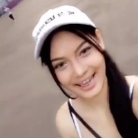 Mengenakan tanktop dan topi putih, Erika tampak berbeda dengan gigi yang masih menggunakan behel. Warna kulitnya pun di video tersebut terlihat lebih cerah. Banyak netizen yang menyebut penampilan Erika sebelum operasi plastik itu jauh berbeda dengan saat ini. Foto: Instagram/@eri.carl