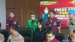 Potret Fachri Albar Tertunduk Pakai Baju Tahanan