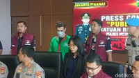 Fachri Albar yang memakai baju tahanan narkoba berwarna hijau terus menunduk. Foto: Ahsan/detikHOT