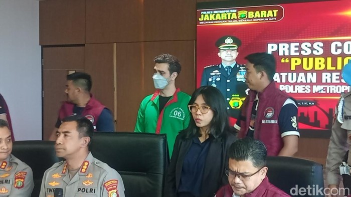 Fachri Albar berbaju tahanan