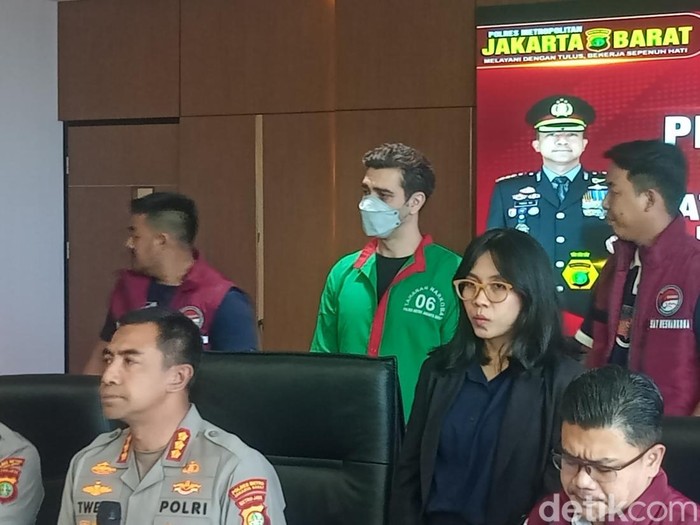 Fachri Albar berbaju tahanan