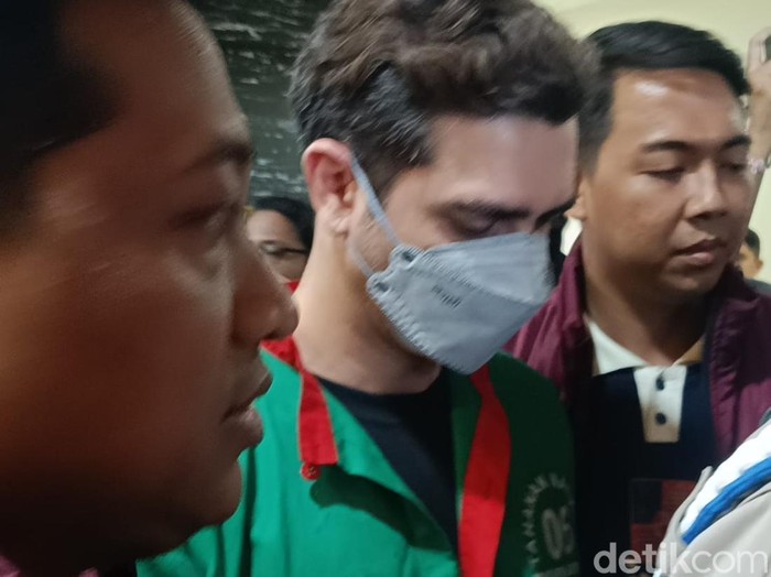 Fachri Albar berbaju tahanan. (Rizky/detikcom) Fachri Albar berbaju tahanan. (Rizky/detikcom)