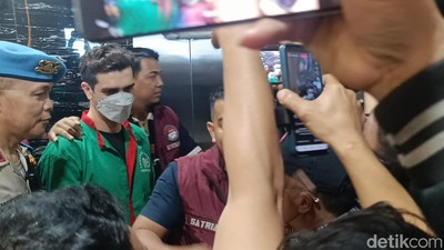 Potret Fachri Albar Tertunduk Pakai Baju Tahanan