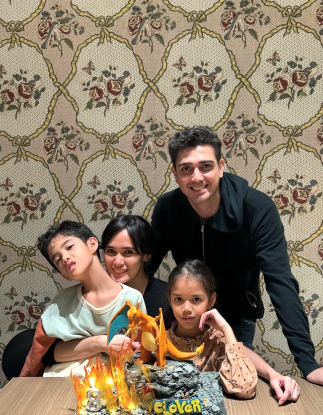 Dari pernikahan mereka, lahir dua buah hati, River Syech Albar dan Clover Satin Albar. Inilah potret putra mereka, Clove saat ulang tahun ke-8 tahun lalu.  Foto: Instagram