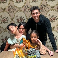 Dari pernikahan mereka, lahir dua buah hati, River Syech Albar dan Clover Satin Albar. Inilah potret putra mereka, Clove saat ulang tahun ke-8 tahun lalu.  Foto: Instagram