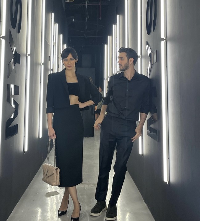 Kesetiaan Renata sungguh diuji, termasuk ketika Fachri kembali diamankan oleh pihak berwajib pada 20 April 2025. Meski begitu, Renata tetap setia mendampingi sang suami.  Foto: Instagram