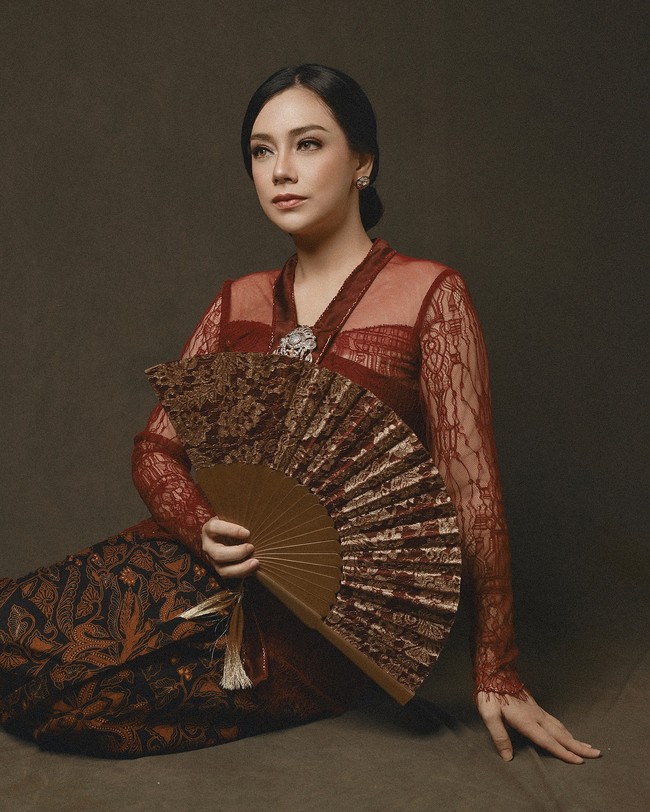 Celine Evangelista terlihat anggun saat mengenakan kebaya tradisional sebagai bentuk rasa hormat terhadap nilai perjuangan dari R.A Kartini. Pemain film Hantu Bangku Kosong itu mengenakan koleksi kebaya rancangan Wicaksono Aji. Ia memadukan kebaya dengan rok batik warna cokelat. Foto: Dok. Instagram @celine_evangelista.