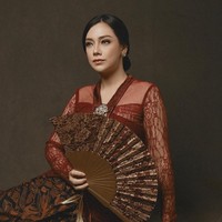 Celine Evangelista terlihat anggun saat mengenakan kebaya tradisional sebagai bentuk rasa hormat terhadap nilai perjuangan dari R.A Kartini. Pemain film Hantu Bangku Kosong itu mengenakan koleksi kebaya rancangan Wicaksono Aji. Ia memadukan kebaya dengan rok batik warna cokelat. Foto: Dok. Instagram @celine_evangelista.
