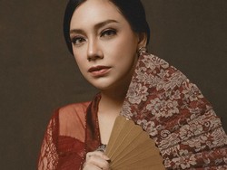 Foto: Gaya Celine Evangelista Cantik Berkebaya Merah di Hari Kartini
