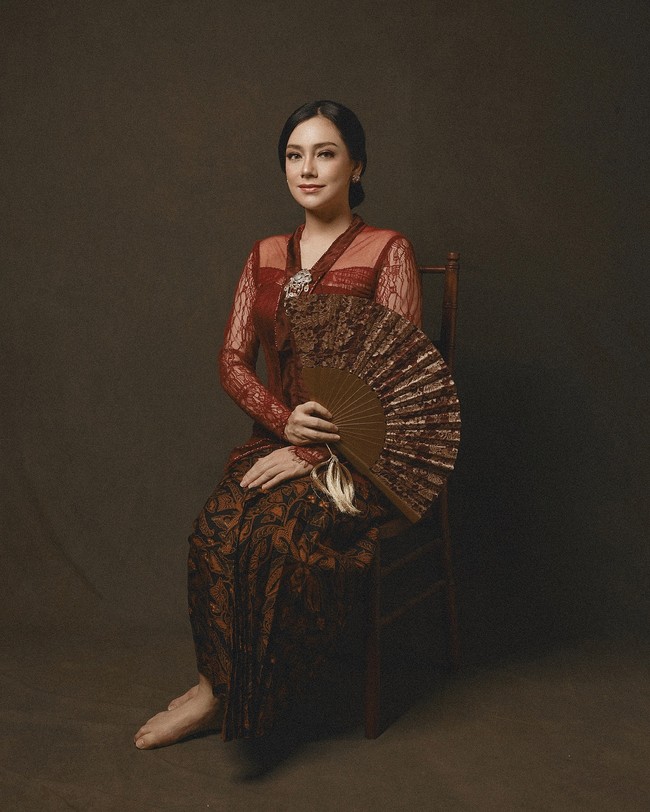 Dalam rangka memperingati Hari Kartini, sejumlah selebriti dan publik figur membagikan foto berkebaya. Kali ini, melalui unggahan fotografer @faralljibrill, yang membagikan foto Celine Evangelista terlihat cantik memakai kebaya merah marun. Gadis yang pikirannya telah dibangunkan dan diperluas tidak akan bisa lagi hidup dalam dunia nenek moyangnya” R.A Kartini @celine_evangelista #faralljibrill #faralljibrillphotography #kartinidays, tulis keterangan akun Instagram @faralljibrill. Foto: Dok. Instagram @celine_evangelista.