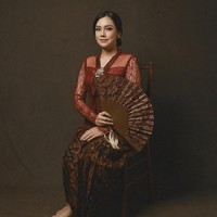 Dalam rangka memperingati Hari Kartini, sejumlah selebriti dan publik figur membagikan foto berkebaya. Kali ini, melalui unggahan fotografer @faralljibrill, yang membagikan foto Celine Evangelista terlihat cantik memakai kebaya merah marun. Gadis yang pikirannya telah dibangunkan dan diperluas tidak akan bisa lagi hidup dalam dunia nenek moyangnya” R.A Kartini @celine_evangelista #faralljibrill #faralljibrillphotography #kartinidays, tulis keterangan akun Instagram @faralljibrill. Foto: Dok. Instagram @celine_evangelista.