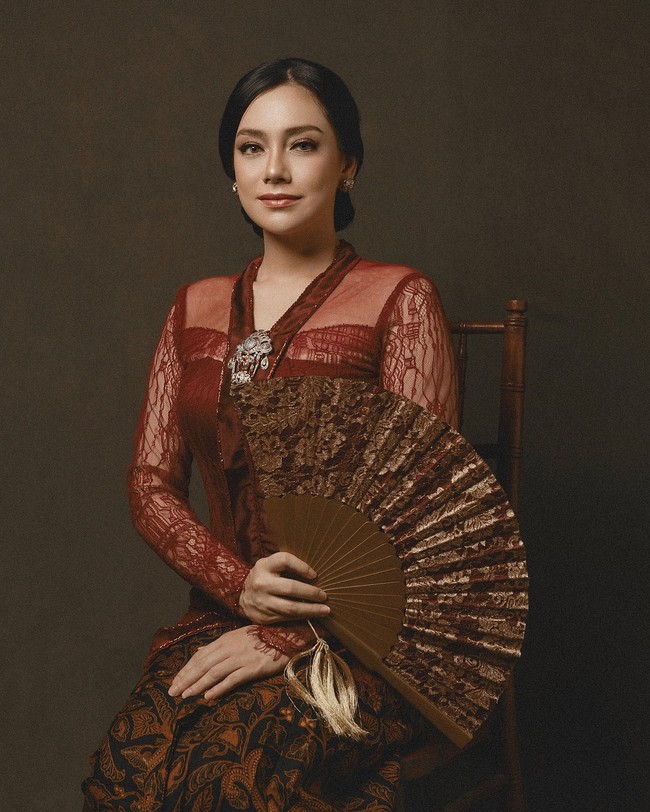 Postingan mantan istri Stefan William itu langsung menjadi perbincangan warganet. Rata-rata warganet memberikan pujian penampilan Celine yang cantik dan memesona. Cantiknya ibu Kartini zaman now 😍😍, ucap pengguna Instagram @dickydidi_. Masyaallah cantik syekali ibu hebat, ujar akun @keyranisa26. Foto: Dok. Instagram @celine_evangelista.