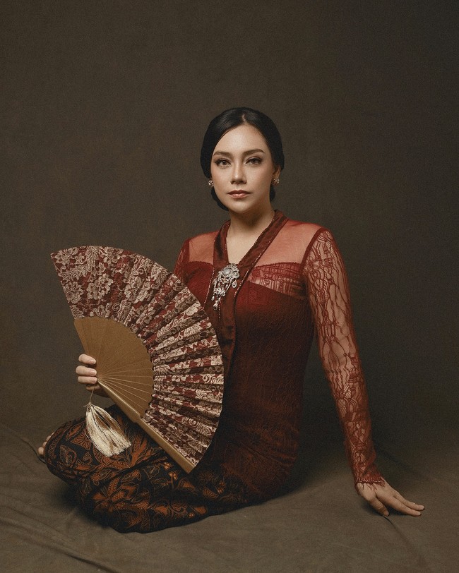 Selain itu, Celine sebelumnya kerap mengunggah foto berhijab usai memberikan pengumuman bahwa dirinya sudah memeluk agama Islam di akun Instagramnya. Penampilan Celine terbaru yang berkebaya merah itu langsung mendapatkan banjir pertanyaan dari warganet. Masha Allah KK cantik sekaliii😍 tapi LBH cantik lagi KLO liat KK pake hijab KY kmren🥰😍😘, saut akun @fitalokashop_purwakarta. Cantik klo berhijab kak masya Allah ❤️, ujar akun @lufimayang. Koq lepas hijab lagi celine😢? tanya akun @raraszie. Foto: Dok. Instagram @celine_evangelista.