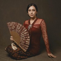 Selain itu, Celine sebelumnya kerap mengunggah foto berhijab usai memberikan pengumuman bahwa dirinya sudah memeluk agama Islam di akun Instagramnya. Penampilan Celine terbaru yang berkebaya merah itu langsung mendapatkan banjir pertanyaan dari warganet. Masha Allah KK cantik sekaliii😍 tapi LBH cantik lagi KLO liat KK pake hijab KY kmren🥰😍😘, saut akun @fitalokashop_purwakarta. Cantik klo berhijab kak masya Allah ❤️, ujar akun @lufimayang. Koq lepas hijab lagi celine😢? tanya akun @raraszie. Foto: Dok. Instagram @celine_evangelista.