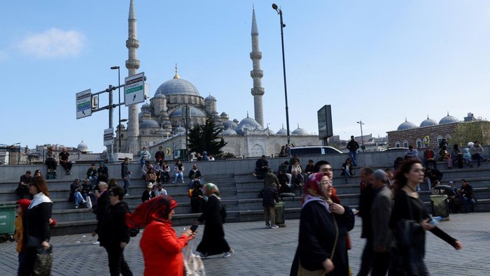 Gempa M 6,2 Guncang Istanbul Turki People evacuate to Gezi Park following an earthquake, in Istanbul, Turkey, April 23, 2025. REUTERS/Umit Bektas