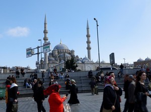 Turis-turis Panik Saat Gempa Terjang Turki dan Yunani