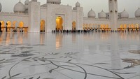 Sheikh Zayed Grand Mosque merupakan salah satu masjid terbesar dan termegah di dunia yang berada di Abu Dhabi, UEA. Masjid ini mampu menampung 40.000 jamaah di dalamnya.