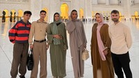Tidak sendiri, Georgina berkunjung ke Sheikh Zayed Grand Mosque bersama teman-temannya.