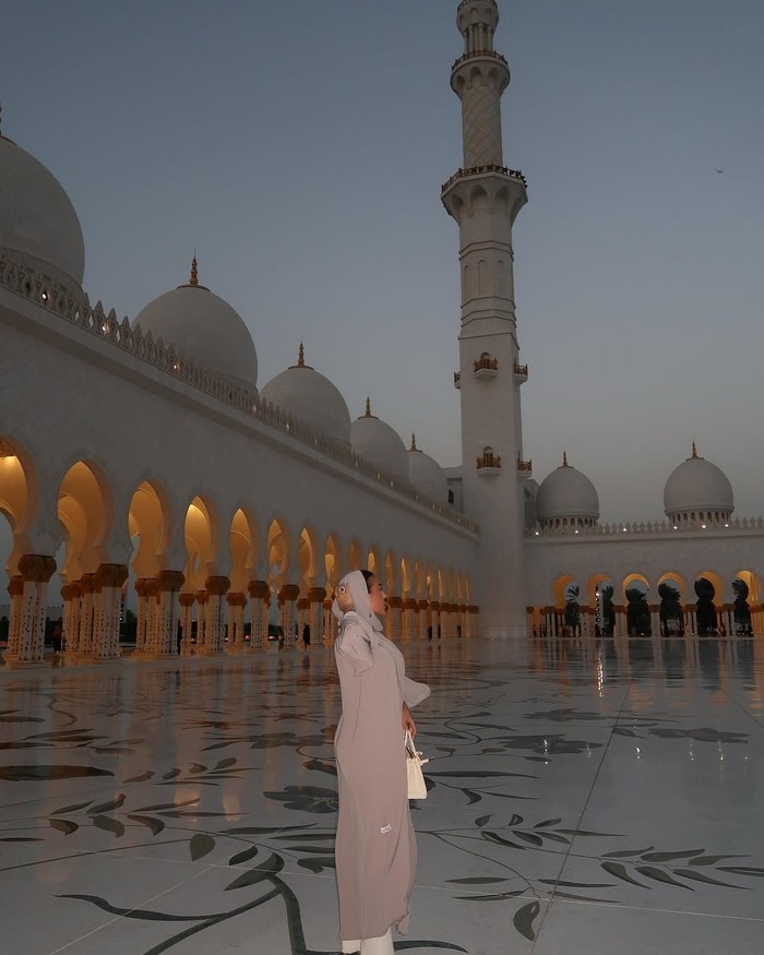 Georgina RodriΜguez di Sheikh Zayed Grand Mosque Georgina RodriΜguez di Sheikh Zayed Grand Mosque
